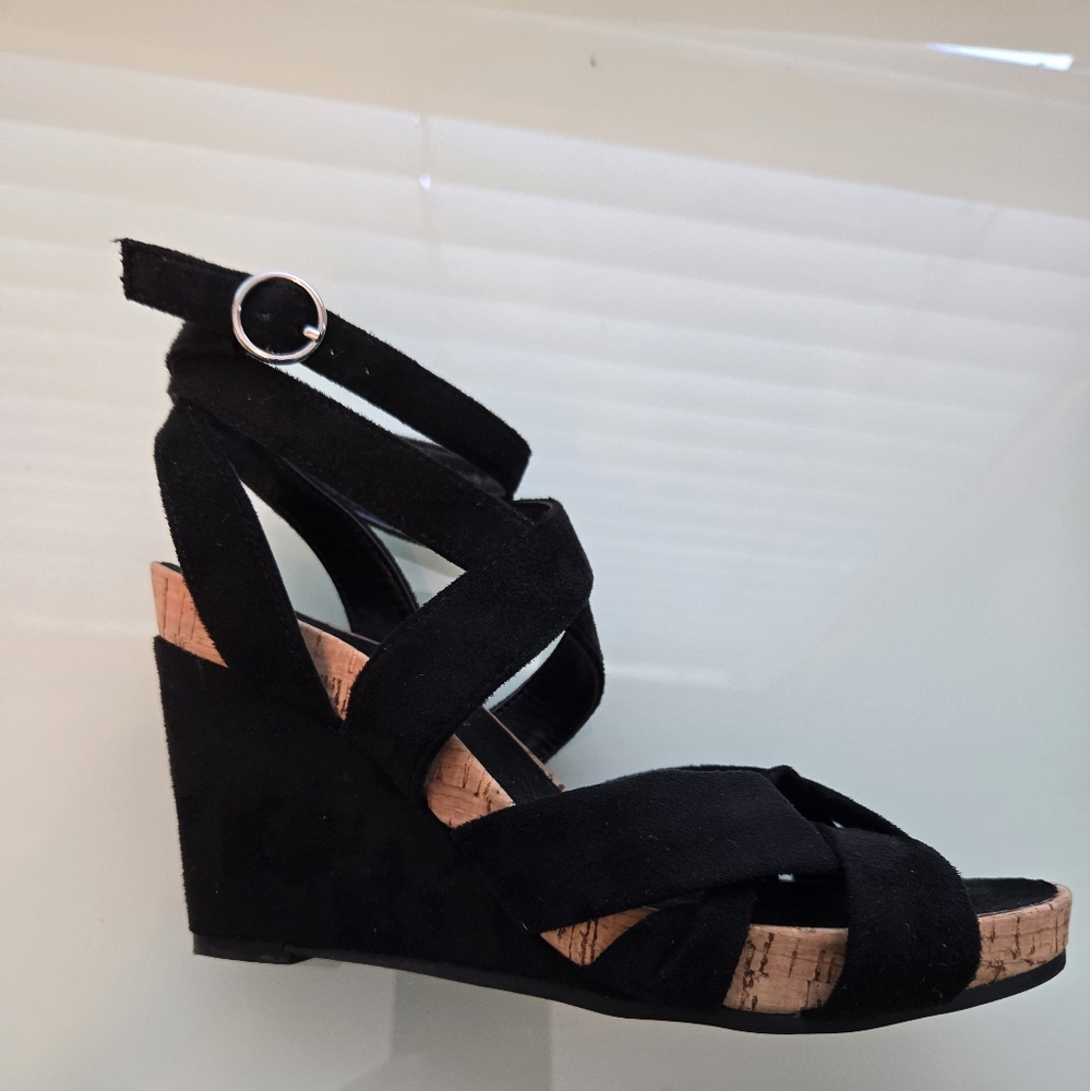 AEROSOLES Black Wedge Sandals with Strappy Design